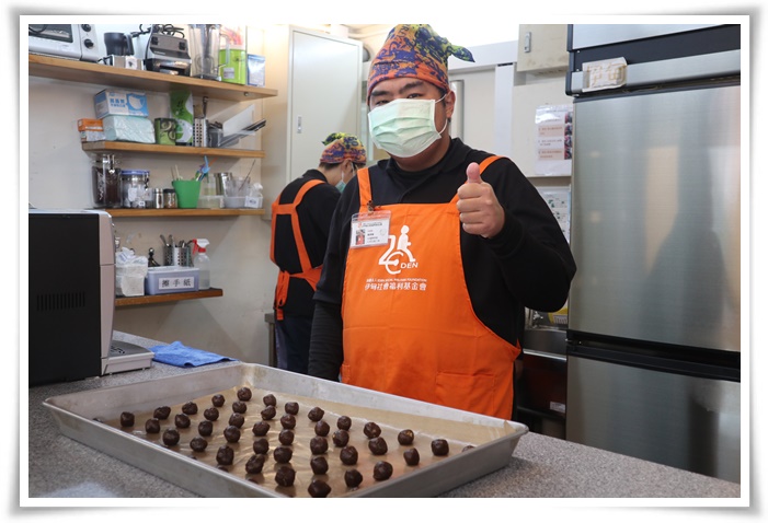 伊甸台東庇護工場學員翰翰，患有輕度智能障礙，在經過一年多的烘焙訓練後，越來越熟悉烘焙製作餅乾的流程與技巧，進步非常多。