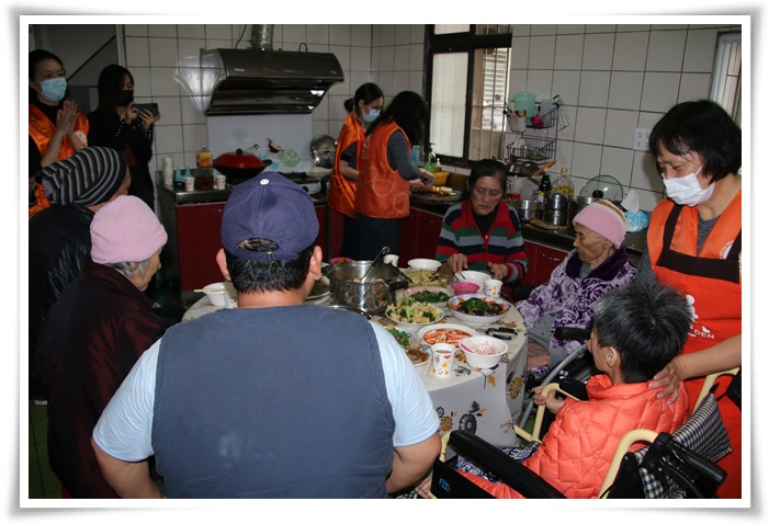 伊甸圍爐活動邀請部落服務使用者，一起吃飯，一同享受年節喜氣