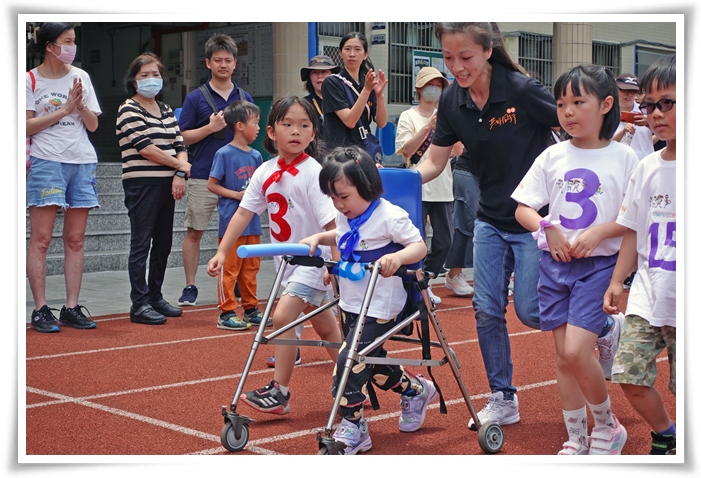 樺樺擔任大隊接力最後一棒，在同學們的陪伴下，一步一步走向終點。