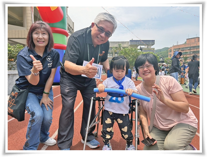 樺樺原本被判定無法走路，經過早療的協助，現在可以使用助行器自己前進，甚至能參與大隊接力，讓媽媽好感動。