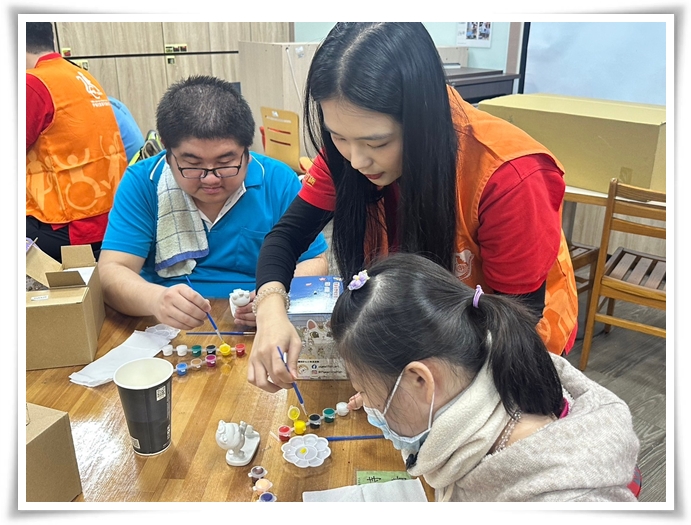 遠百板橋中山店與身障學員一同進行彩繪活動，度過難忘的聖誕節。