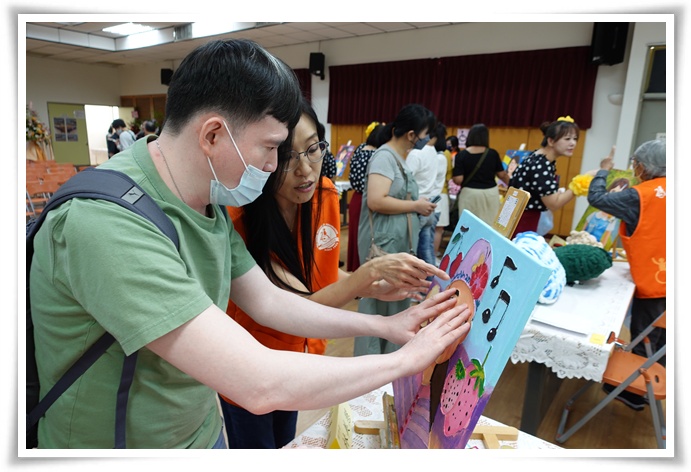 視障者創作一幅畫作並不容易，須由老師先以熱溶膠勾勒出畫作輪廓，讓視障者能用雙手「看見」線條，透過觸覺感受填上色彩