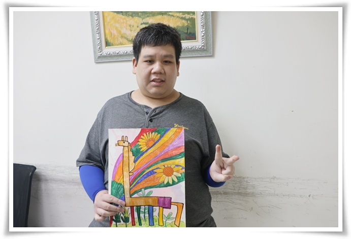 元元繪畫的「馬上幸福」，以繽紛彩虹和童趣動物為主題，象徵純真的快樂與生命力。