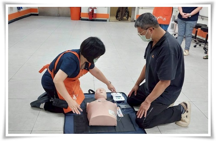 捐贈的六組AED練習組,提升照顧人員急救能力。