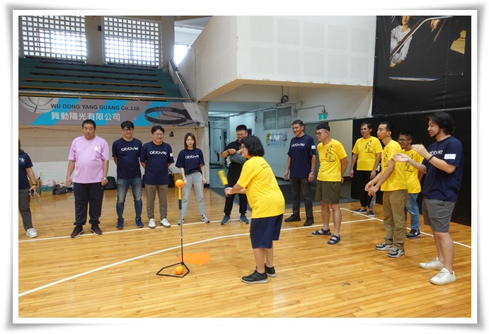 志工們與學員一起練習樂樂棒球