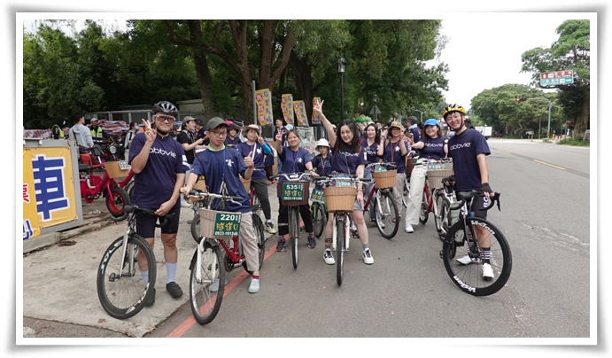 走出戶外,志工陪學員騎腳踏車,享受自然風光
