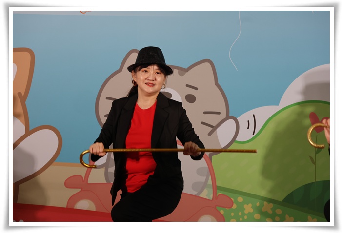 52歲的聽障舞者苑香，加入舞團十年了，透過精湛的舞蹈表演，期盼能鼓勵更多身心障礙朋友走出家門。