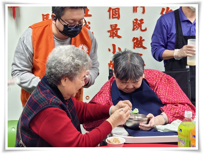 凱基銀行的愛心捐款，讓身心障礙朋友也能享受到豐盛的菜餚。