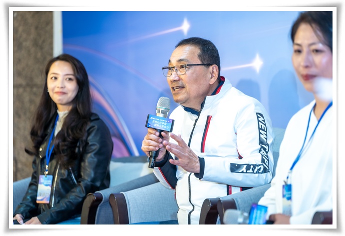 新北市市長侯友宜(中)也特別出席，獻上祝福。