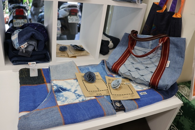 伊甸服務使用者改製的牛仔背心、手提袋及胸花別針