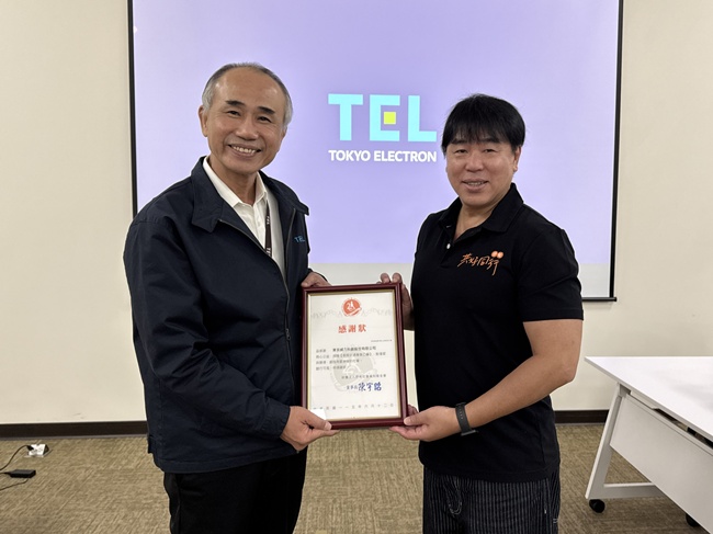伊甸執行長何天元(右一)頒發感謝狀給Tokyo Electron Taiwan副總陳元士(左一)。