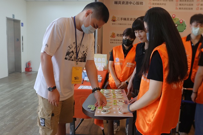 桃園南區輔具中心邀請民眾透過體驗,重新認識輔具在生活中的角色。