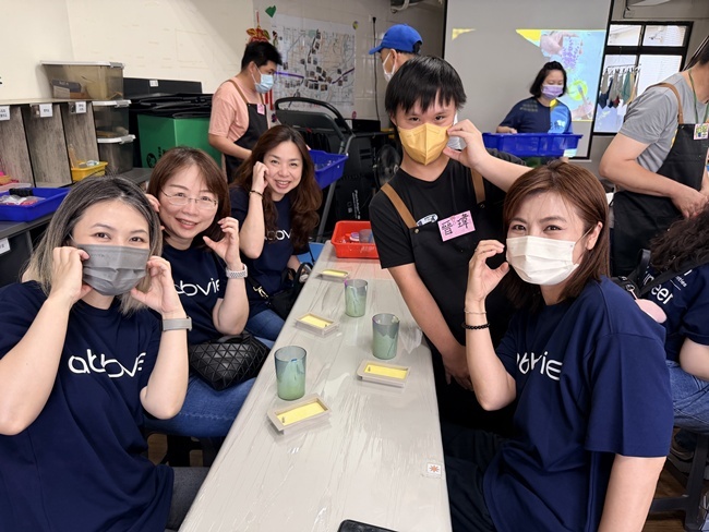 身心障礙學員與企業志工一起體驗手作活動。