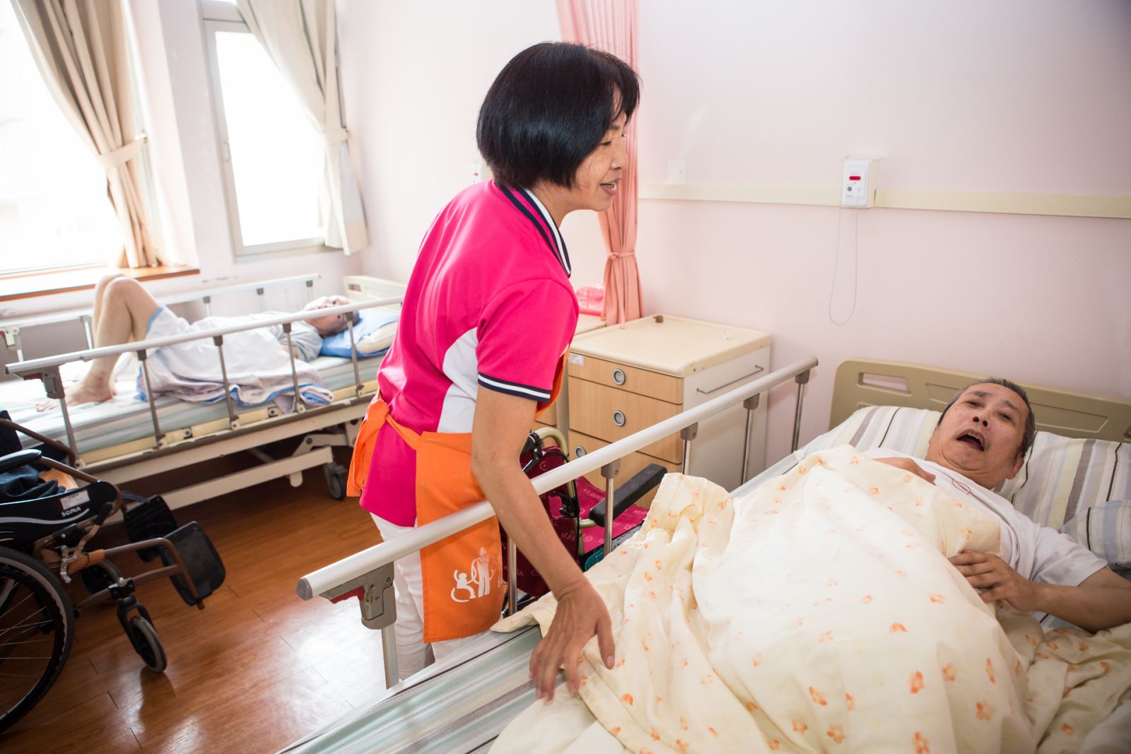 和長輩聊天，關懷身體狀況，是每天不可少的工作。