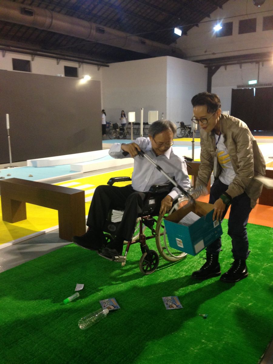 摩曼頓董事長林政男做身障體驗，用輪椅族的視角嘗試各種障礙活動。