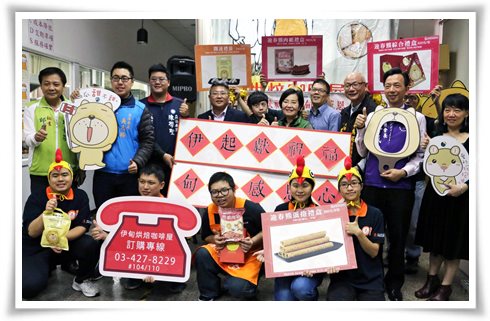 伊甸桃園庇護工廠的身障員工與現場嘉賓熱情邀請民眾訂購年節禮盒。