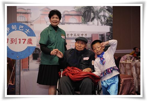 瑞美奶奶、玉明爺爺與三峽插角國小幼兒園的小朋友炒熱現場氣氛。