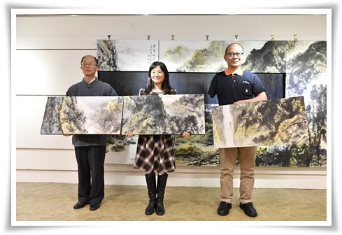 國父紀念館館長林國章、北市社會局專員孫淑文與伊甸副執行長林文賓將大幅創作「寶島挹翠」拚上，一起完成開幕儀式