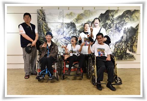 六位身障畫家特地為萬芳啟能中心20周年「福爾摩沙 伊甸」畫展共同創作大幅巨作「 寶島挹翠 」(圖中左三為阿秀)