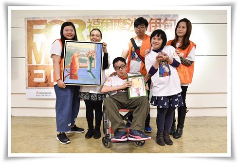 身障畫家宜芳、敦正、萱萱上台跟大家分享作品及創作心得
