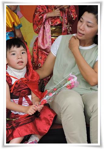 慢飛天使晨晨(化名)獻上康乃馨給媽媽