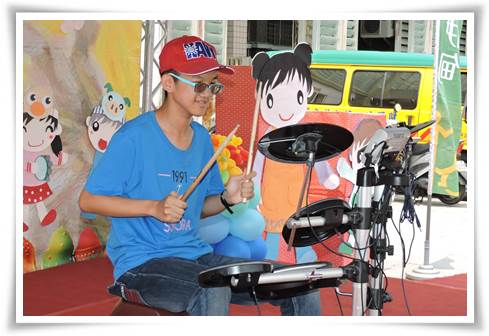 國二生廷廷(化名)曾是鳳療畢業生,今回娘家表演爵士鼓為學弟妹加油