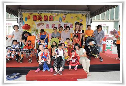 伊甸今舉辦母親節特別慶祝活動,幼童獻上康乃馨媽媽好開心