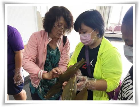 柯鳳琴志工媽媽(左)第一次教導身心障礙孩子,覺得教導他們要有耐心