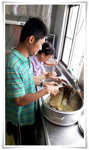 身障青年學著洗粽葉