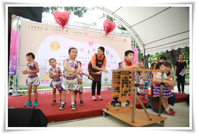 鳳山早療中心的慢飛天使所帶來的開場表演