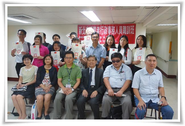 完成630小時的行政事務職訓課程，今(28)日10名學員一起畢業了