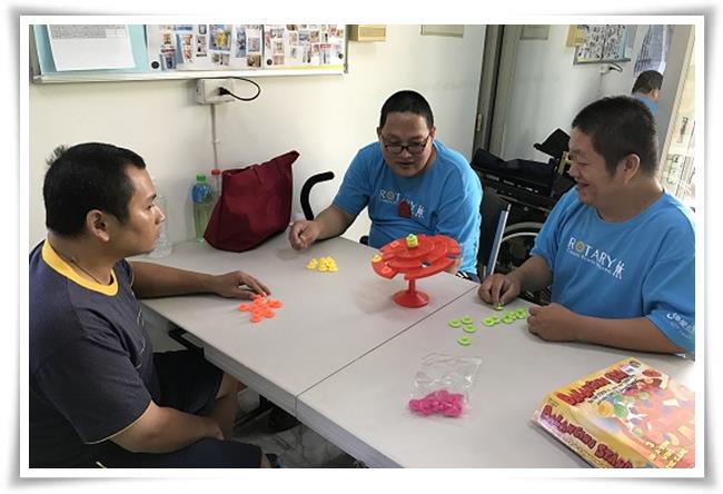 提供課程與社區適應活動,鼓勵他們多與外界互動