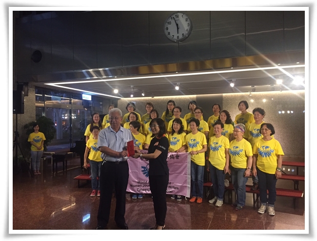 中華民國女記者與作家歡唱團聯袂臺灣區電氣工業同業公會捐款贊助伊甸無障礙住宅修繕服務，右為伊甸顧問詹慶臨，左為台電公司董事長朱文成