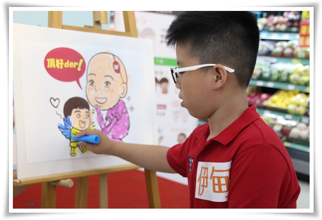已順利上小學的慢飛天使小宸特別在現場繪畫貼圖，展現早療的成果與自信的一面