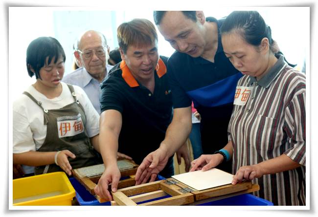 新北市市長朱立倫與伊甸淡水中正小作所身心障礙學員一起製作手抄紙