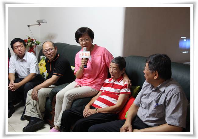 歐陽奶奶媳婦余小姐(右三)說明家中衛浴設備經過修繕後，奶奶再也不害怕踏進浴室，家人獲得補助減輕負擔，也十分常開心