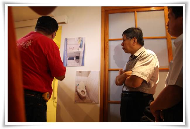 柯文哲市長前往臺北扶老方案案家歐陽奶奶家中，進行探視居家修繕狀況。