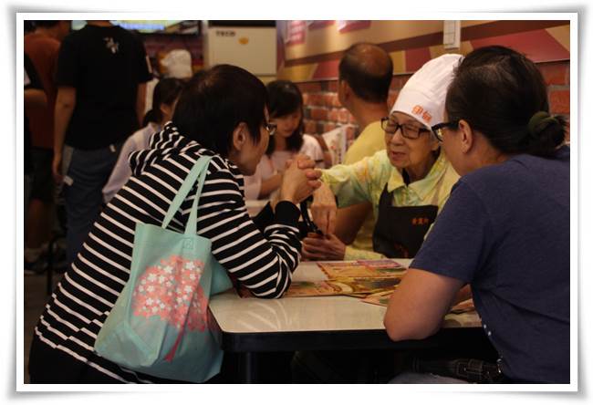 麗卿奶奶正與用餐民眾分享人生經歷