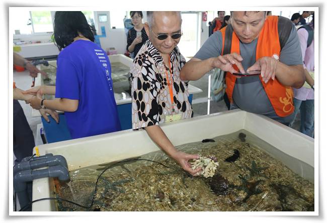 視障者透過觸摸海中生物獲得了有別以往的經驗。