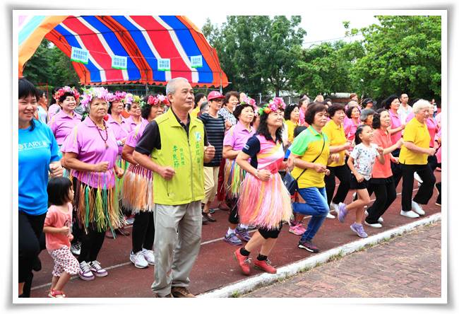 全體成員一起跟著台上跳舞，為活動暖身