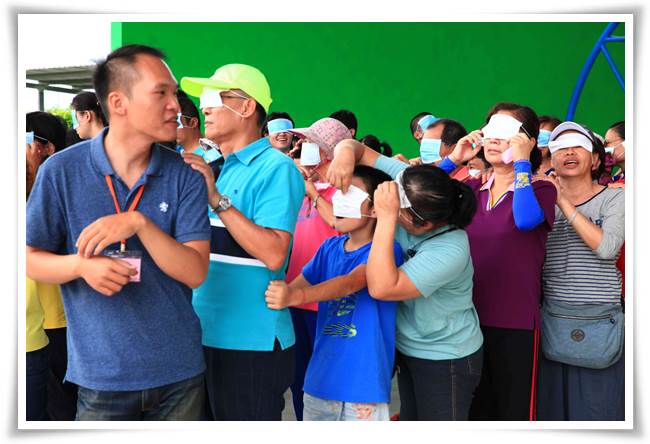 社區民眾戴上眼罩，體驗視障朋友的感受