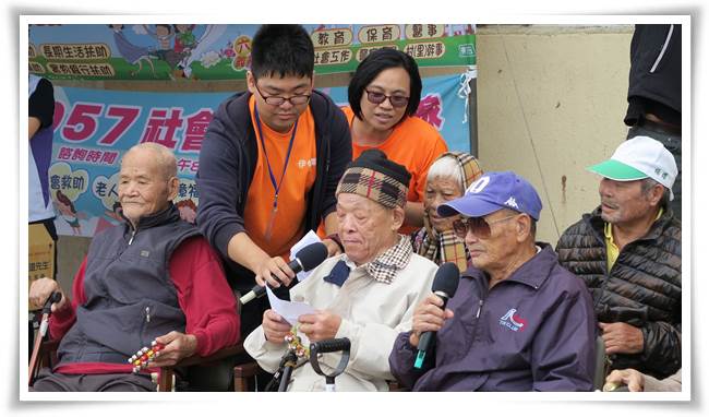湖西香柏園日照中心工作人員和長輩一起合唱望春風