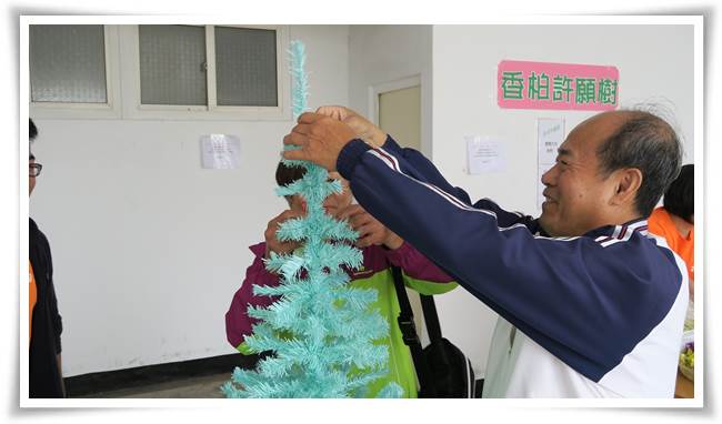 民眾寫下祝福卡綁在許願樹上