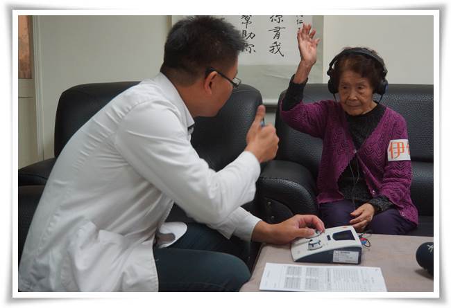 為幫助長者了解聽力篩檢過程，降低其不安與誤解，專業聽力師黃詠耀親自於現場示範說明。