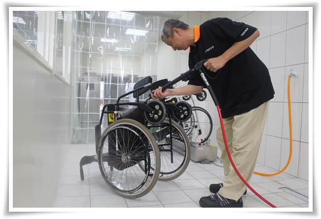 阿萬師輔具清潔工場透過高壓高溫及臭氧機進行輪椅清潔。