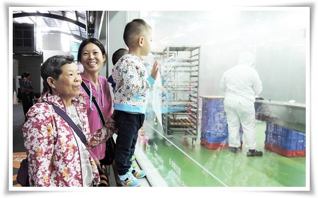 慢飛天使跟家長共同參觀包子生產線