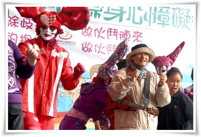 身障代表帥哥（化名）在伊甸新竹啟能生活照顧中心的照顧下，現在不但不需要依靠鼻胃管進食，還能唱唱跳跳，今（25）日更大方上台參與演出