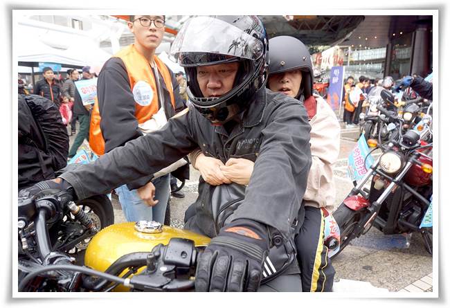 圖3)愛心重機車隊為支持伊甸新竹國際身障者日活動，特別載著身障朋友一起環遊新竹市，希望讓他們有個難忘的體驗