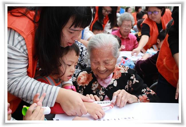 慢飛天使和樂齡長輩進行手作享受祖孫同樂