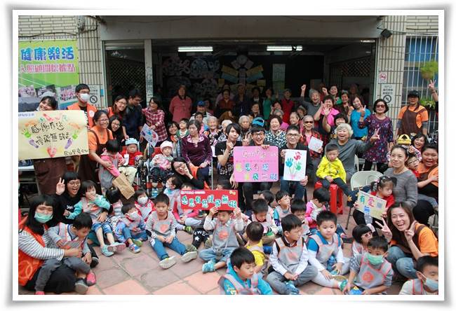 慢飛天使和樂齡長輩及志工們一起度過感恩節